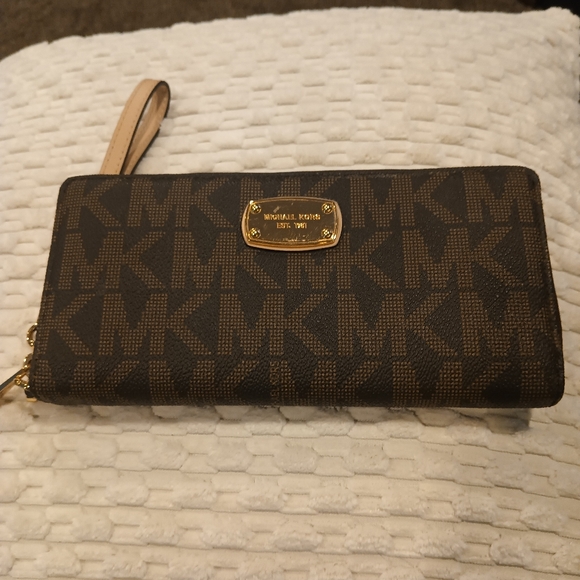 Michael Kors Handbags - NWOT Michael Kors Large Continental Wallet